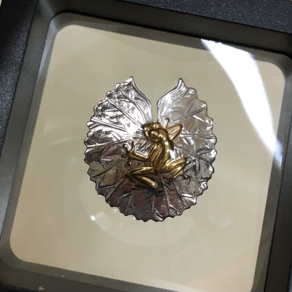 The Silver Collection - Frog on Lily pad pendent - Picture 4 of 7